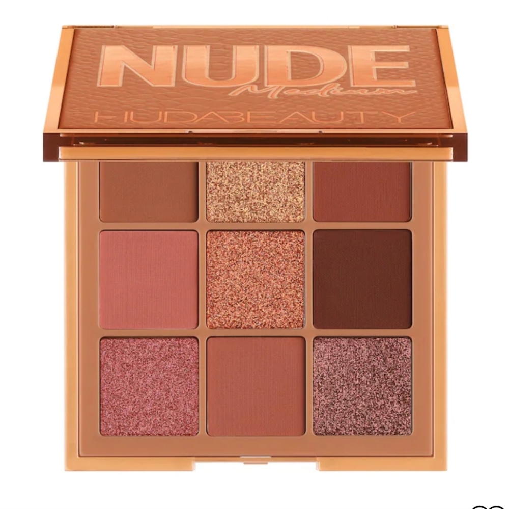 Nude medium beauty Huda Beauty eyeshadow palette
